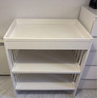 Cuna y cambiador blanco