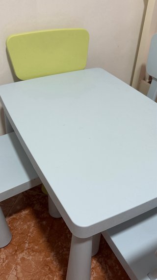 Mesa y 4 sillas infantiles Mamut