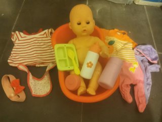 Muñeco bebé con bañera y accesorios