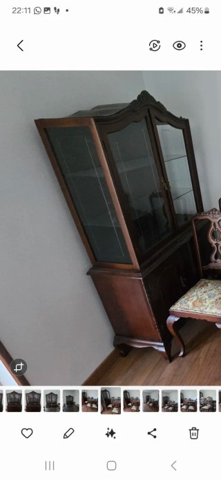 Mueble aparador de madera oscura