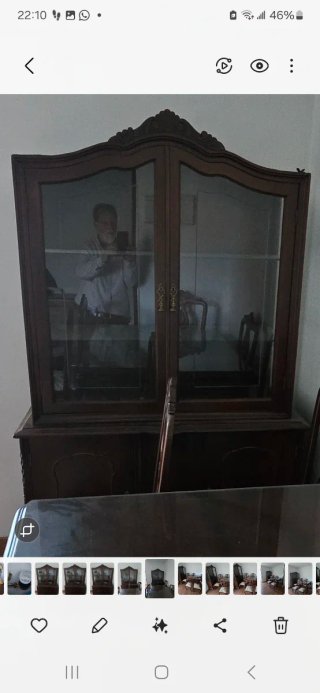 Mueble aparador de madera oscura