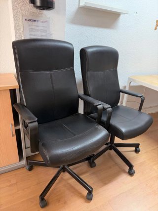 Sillas de escritorio negras con ruedas