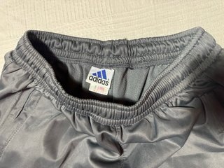 Pantalón Adidas Gris con Rayas