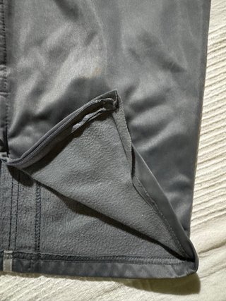 Pantalón Adidas Gris con Rayas