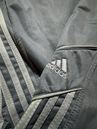 Pantalón Adidas Gris con Rayas