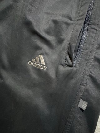 Pantalón Adidas Gris con Rayas