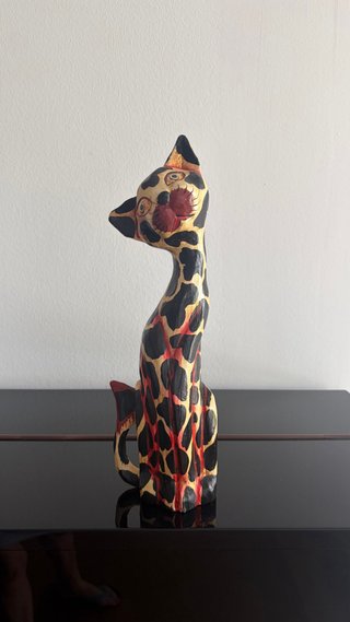 Figura decorativa de gato con estampado de jirafa