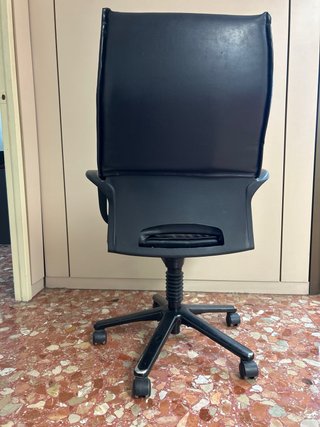 Silla de oficina de piel negra