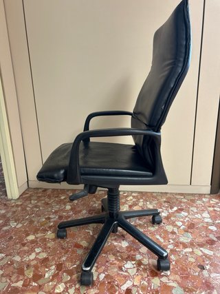 Silla de oficina de piel negra