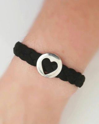 Pulsera ante negro con corazón.