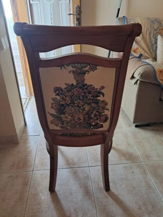Mesa y silla de comedor con tapizado floral