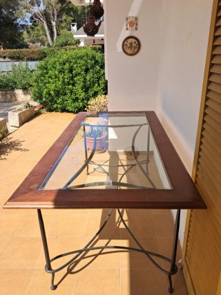 Mesa y silla de comedor con tapizado floral
