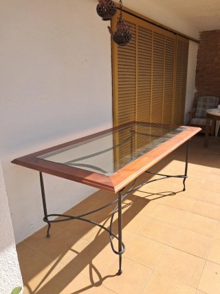 Mesa y silla de comedor con tapizado floral
