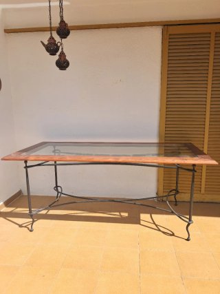 Mesa y silla de comedor con tapizado floral