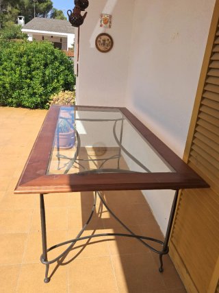 Mesa y silla de comedor con tapizado floral