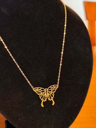 Colgante mariposa dorada de acero