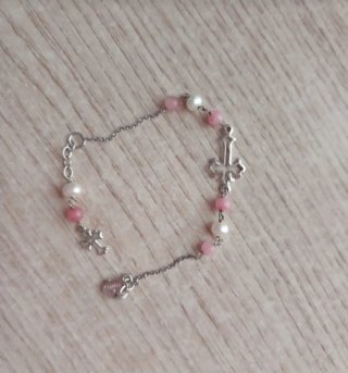 Pulsera con cruces y perlas