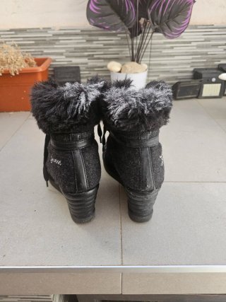 Botines cuña Guess negros y grises