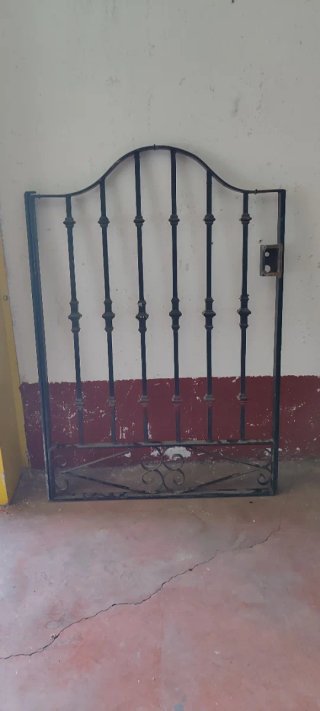 Puerta antigua de hierro forjado.