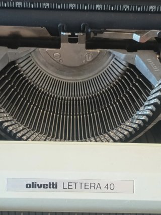 Máquina de escribir Olivetti Lettera 40