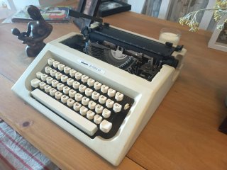 Máquina de escribir Olivetti Lettera 40