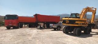 Camión y Excavadora Construcción
