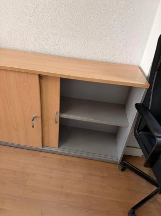 Mueble bajo oficina con cerradura y baldas