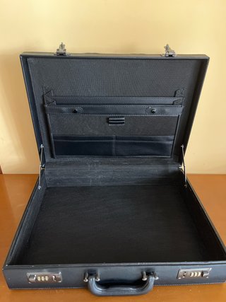 Maletín de piel negro con combinación