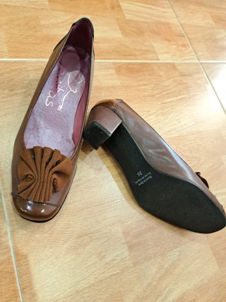 Zapatos marrones de tacón bajo