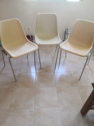 Sillas apilables crema (Set de 3)