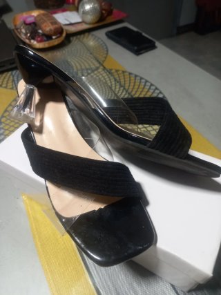 Sin estrenar Sandalias negra y transparente.37.5