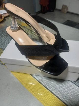 Sin estrenar Sandalias negra y transparente.37.5