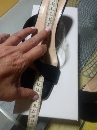 Sin estrenar Sandalias negra y transparente.37.5