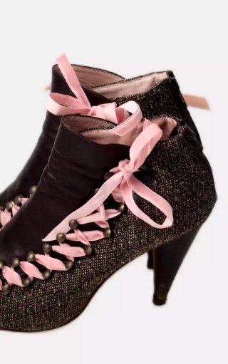 Botines de mujer con cordones rosas