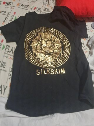 Camiseta SILKSKIM Negra con León Dorado