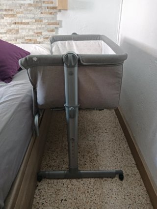 Cuna colecho gris con estampado de corazones