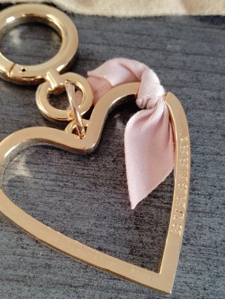 Llavero Corazón Burberry Dorado