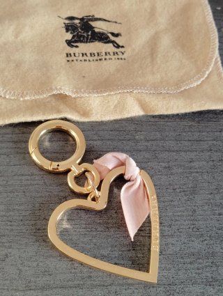 Llavero Corazón Burberry Dorado