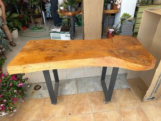 Mesas madera rústica con patas de hierro y ruedas