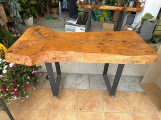 Mesas madera rústica con patas de hierro y ruedas