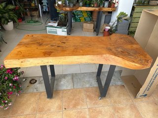 Mesas madera rústica con patas de hierro y ruedas