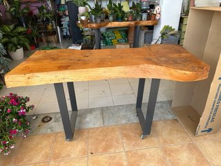 Mesas madera rústica con patas de hierro y ruedas