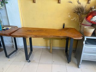 Mesas madera rústica con patas de hierro y ruedas