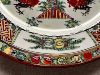 Coppia di piatti decorativi in ceramica Macao