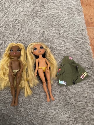Muñecas y chaqueta de juguete