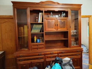Mueble de madera maciza con vitrinas