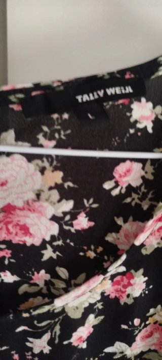Blusa floral negra y rosa