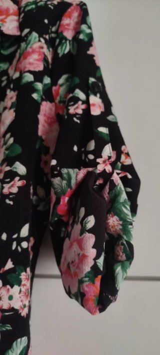 Blusa vintage floral negra y rosa