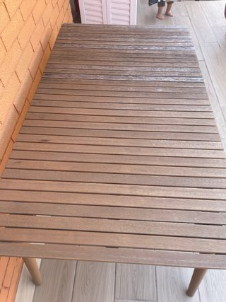 Mesa de terraza de madera.