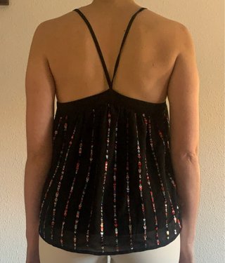 Top negro con lentejuelas multicolor